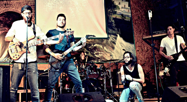 Abel Muñoz en concierto con su banda